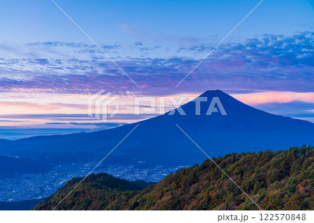 【山梨県】三ツ峠山から富士山　夜明け前 122570848