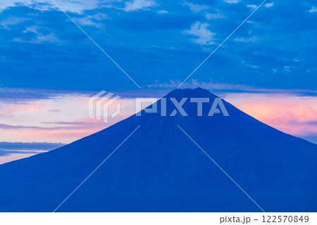 【山梨県】三ツ峠山から富士山　夜明け前 122570849