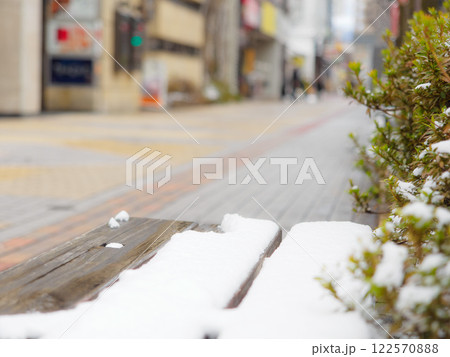 街のベンチに積もった雪 街のベンチに積もった雪 122570888