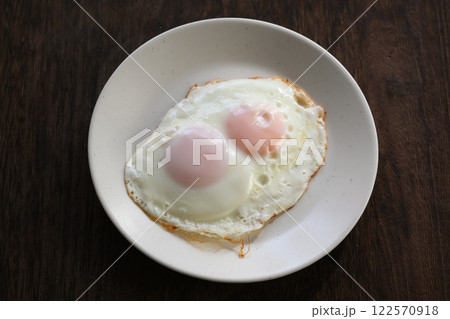 白い皿と目玉焼き 白い皿と目玉焼き 122570918
