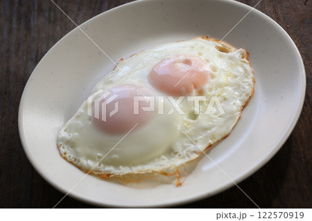 白い皿と目玉焼き 122570919