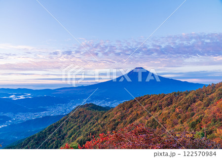 【山梨県】三ツ峠山から望む富士山　夜明け 122570984
