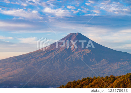 【山梨県】三ツ峠山から望む富士山　夜明け 122570988