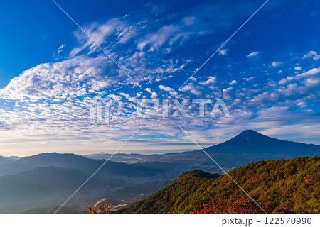 【山梨県】三ツ峠山から望む富士山 夜明け 【山梨県】三ツ峠山から望む富士山 夜明け 122570990