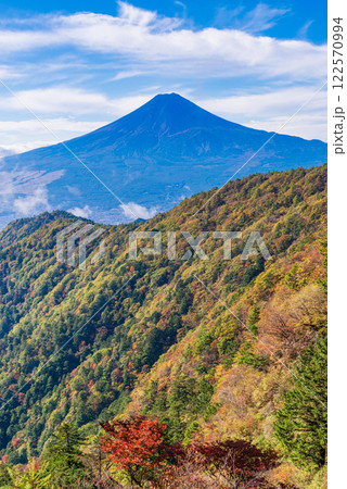 【山梨県】三ツ峠山から望む富士山　夜明け 122570994