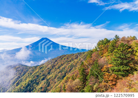 【山梨県】三ツ峠山から望む富士山　夜明け 122570995