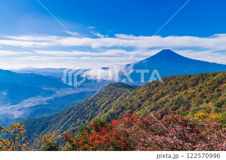 【山梨県】三ツ峠山から望む富士山 夜明け 【山梨県】三ツ峠山から望む富士山 夜明け 122570996
