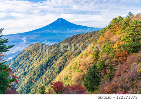 【山梨県】紅葉が美しい三ツ峠山から望む富士山　早朝 122571078