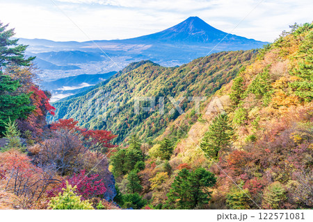 【山梨県】紅葉が美しい三ツ峠山から望む富士山　早朝 122571081