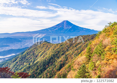 【山梨県】紅葉が美しい三ツ峠山から望む富士山　早朝 122571082