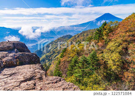 【山梨県】紅葉が美しい三ツ峠山から望む富士山 早朝 【山梨県】紅葉が美しい三ツ峠山から望む富士山 早朝 122571084