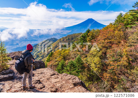 【山梨県】紅葉が美しい三ツ峠山から望む富士山　早朝 122571086