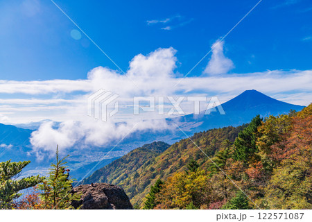 【山梨県】紅葉が美しい三ツ峠山から望む富士山　早朝 122571087