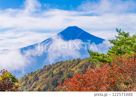 【山梨県】紅葉が美しい三ツ峠山から望む富士山　早朝 122571088