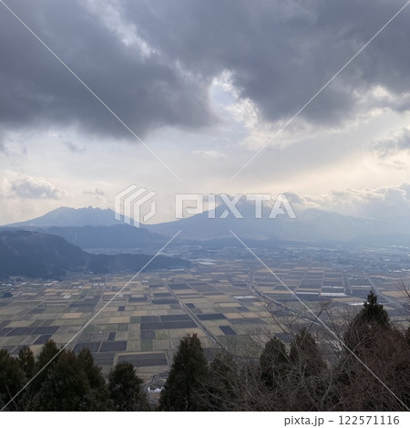 曇り空と山々〜阿蘇市一の宮町三野 122571116