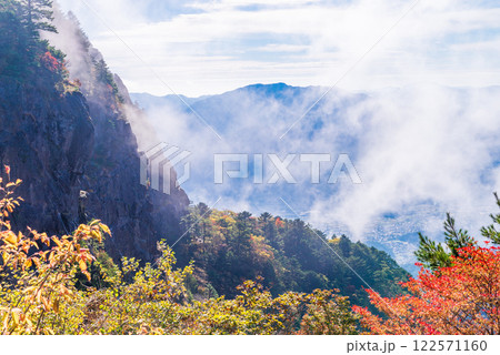【山梨県】紅葉が美しい三ツ峠山(谷間の霧) 【山梨県】紅葉が美しい三ツ峠山(谷間の霧) 122571160
