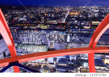 京都府、京都タワーから眺める京都駅と京都市街の夜景 122571784