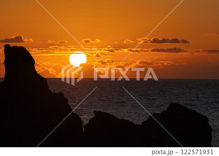 日没の太陽が沈みゆく幻想的なオレンジ色の海景 日没の太陽が沈みゆく幻想的なオレンジ色の海景 122571931