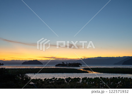 琵琶湖から眺める青空から橙色へ移りゆくグラデーションが美しい夕暮れの空 122571932