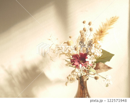 花瓶に入ったドライフラワー 122571948