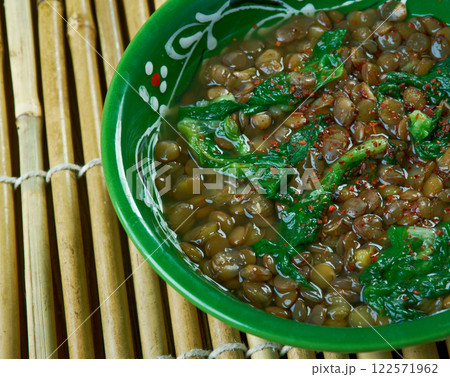 Lentil And Spinach Soup 122571962