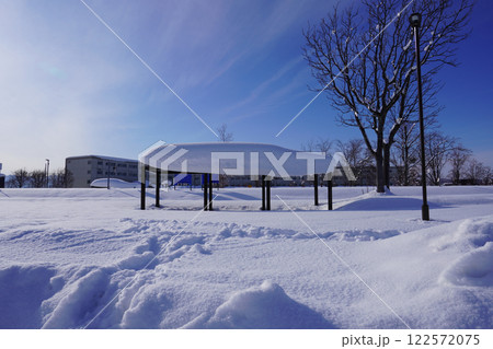 雪に埋まった駅跡地さくら公園（旧新十津川駅） 122572075