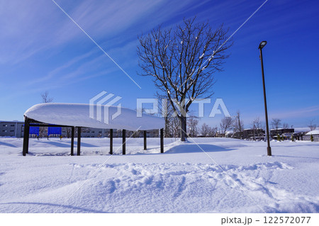 雪に埋まった駅跡地さくら公園（旧新十津川駅） 122572077