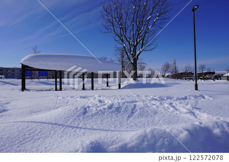 雪に埋まった駅跡地さくら公園（旧新十津川駅） 122572078