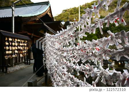 神社境内に結ばれたおみくじ 神社境内に結ばれたおみくじ 122572310