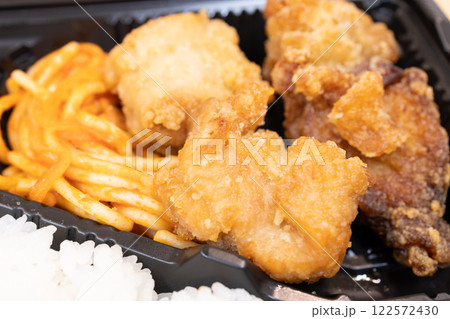 ナポリタンが添えられた美味しい唐揚げ弁当 122572430