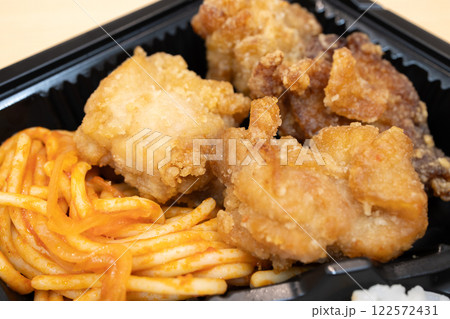 ナポリタンが添えられた美味しいからあげ弁当 122572431