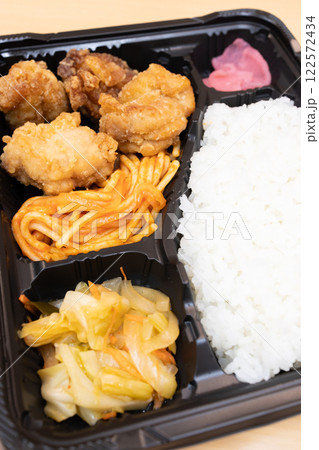 ナポリタンが添えられた美味しい唐揚げ弁当 ナポリタンが添えられた美味しい唐揚げ弁当 122572434