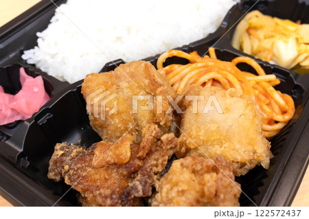 ナポリタンが添えられた美味しい唐揚げ弁当 ナポリタンが添えられた美味しい唐揚げ弁当 122572437