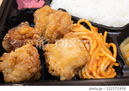 ナポリタンが添えられた美味しい唐揚げ弁当 122572438