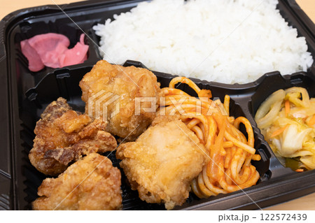 ナポリタンが添えられた美味しい唐揚げ弁当 122572439