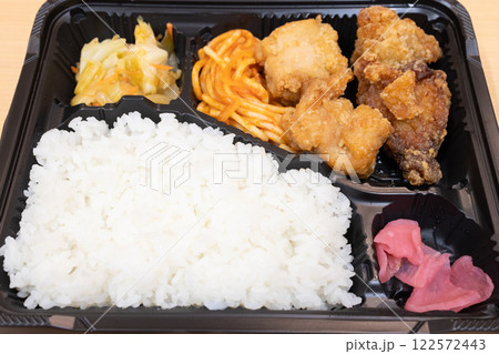ナポリタンが添えられた美味しい唐揚げ弁当 ナポリタンが添えられた美味しい唐揚げ弁当 122572443