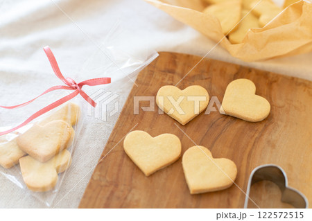 木製のボードの上に並んだハート型の手作りクッキー 122572515