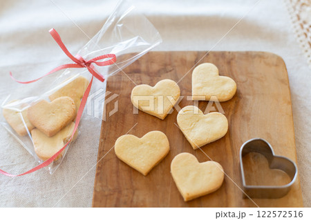 木製ボードの上に並んだハート型の手作りクッキー 122572516