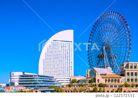 日本の横浜都市景観　大観覧車やパシフィコ横浜、アニヴェルセル…などを望む＝令和7年1月22日 122572531