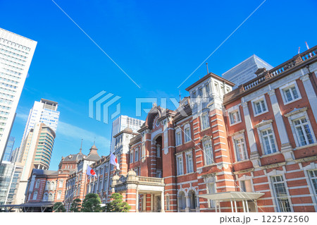 【東京都】東京駅丸の内駅舎の全景と都市風景 122572560