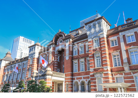 【東京都】東京駅丸の内駅舎の全景と都市風景 122572562