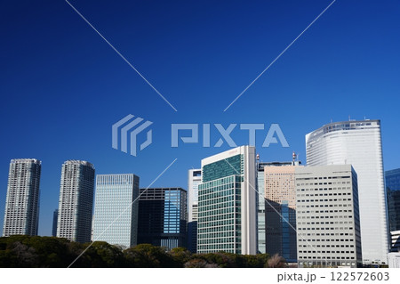 東京　汐留のオフィス街 122572603