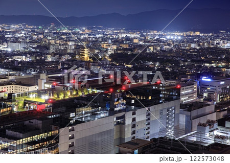 京都府、京都タワーから眺める京都駅と京都市街の夜景（東寺方面） 122573048