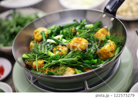 チャーカーラボン、ベトナム・ハノイの名物料理。川魚をターメリックでマリネし、ディルとネギで炒めた料理 チャーカーラボン、ベトナム・ハノイの名物料理。川魚をターメリックでマリネし、ディルとネギで炒めた料理 122573279