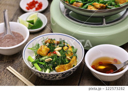 チャーカーラボン、ベトナム・ハノイの名物料理。川魚をターメリックでマリネし、ディルとネギで炒めた料理 122573282