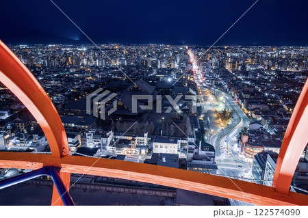 京都府、京都タワーから眺める京都市街の夜景（東本願寺方面） 122574090