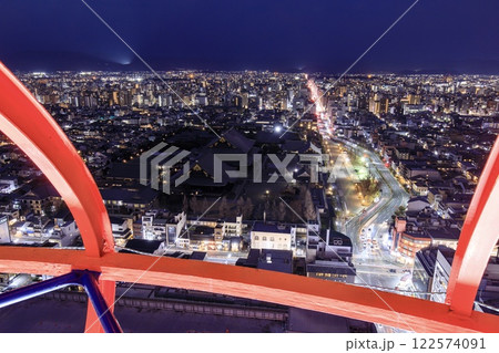 京都府、京都タワーから眺める京都市街の夜景(東本願寺方面) 京都府、京都タワーから眺める京都市街の夜景(東本願寺方面) 122574091