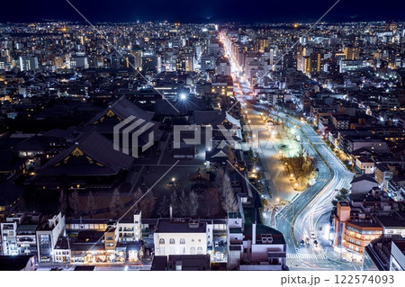 京都府、京都タワーから眺める京都市街の夜景（東本願寺方面） 122574093