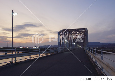 霞橋と高梁川の風景 夕景夜景 霞橋と高梁川の風景 夕景夜景 122574105