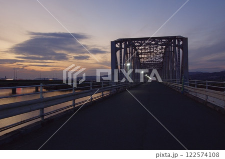 霞橋と高梁川の風景　夕景夜景 122574108